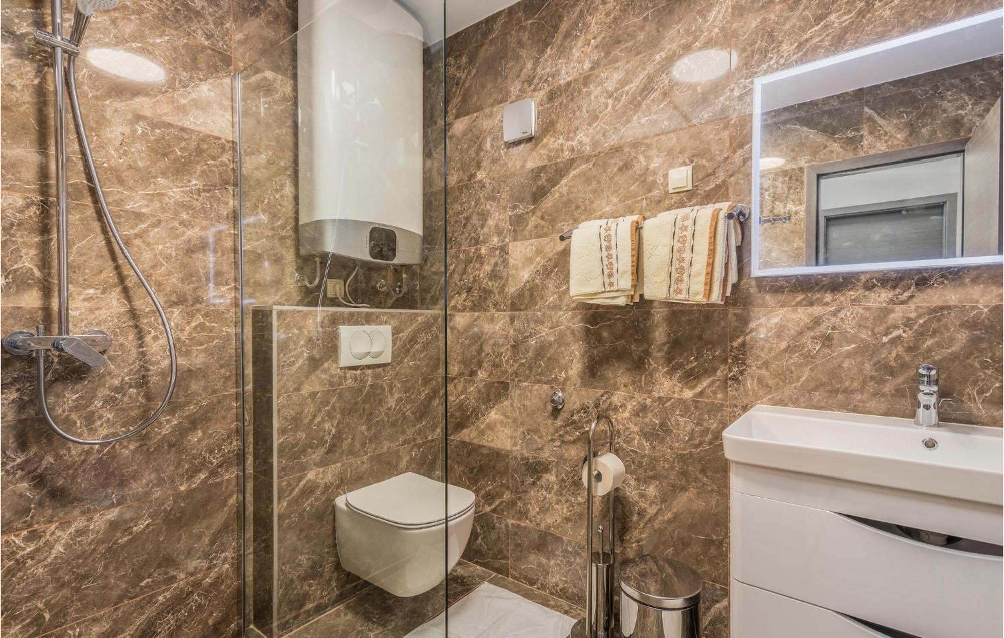 Lovely Apartment In Mali Losinj With Kitchen Екстер'єр фото